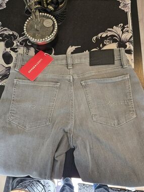 NWT. Lucky Brand  Sweet Mid Rise Straight. Womens Size 4/27